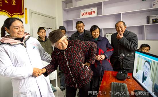 安徽省金寨县大湾村村民方临芳(左二)指着自己身体疼痛的部位，在村医袁玲(左一)的帮助下向5G远程医疗会诊的专家讲述病情。
