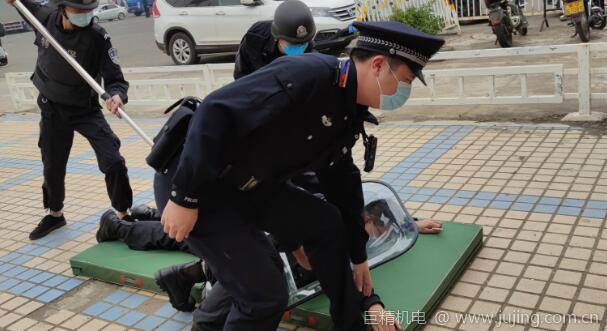 艰苦训练，保卫人民 徐闻县北港码头民警开展应急处突演练